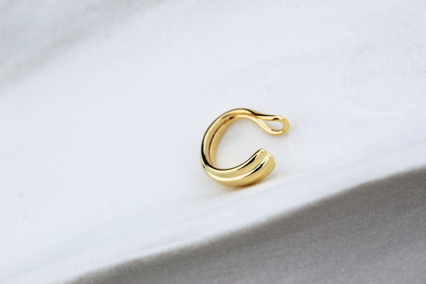 Earcuff Líneas Vol, volumen moderno con estilo versátil.