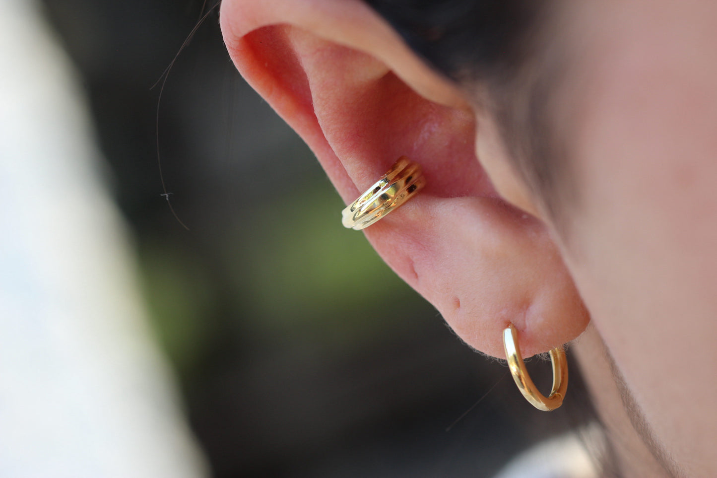 Earcuff Líneas Vol, volumen moderno con estilo versátil.