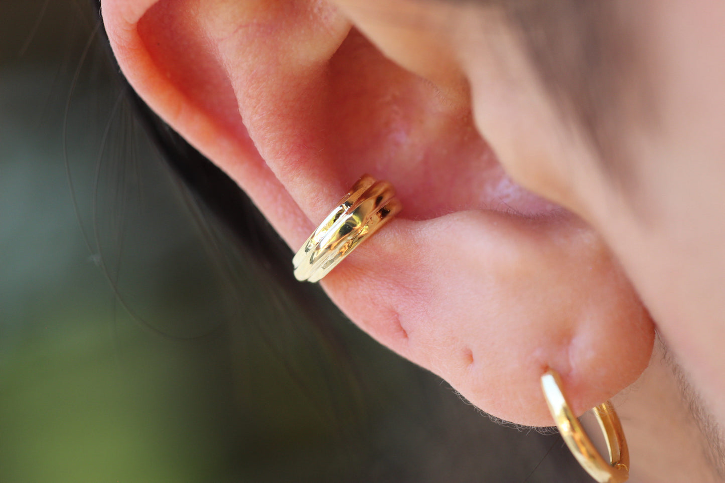 Earcuff Líneas Vol, volumen moderno con estilo versátil.