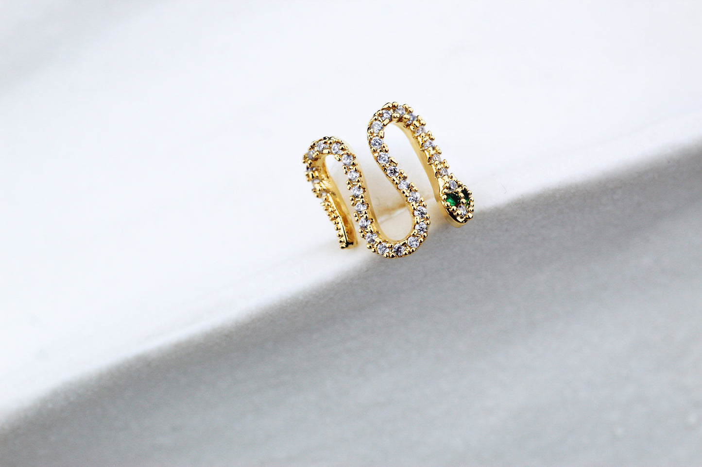 Earcuff Naga Frost, símbolo de fuerza y transformación.