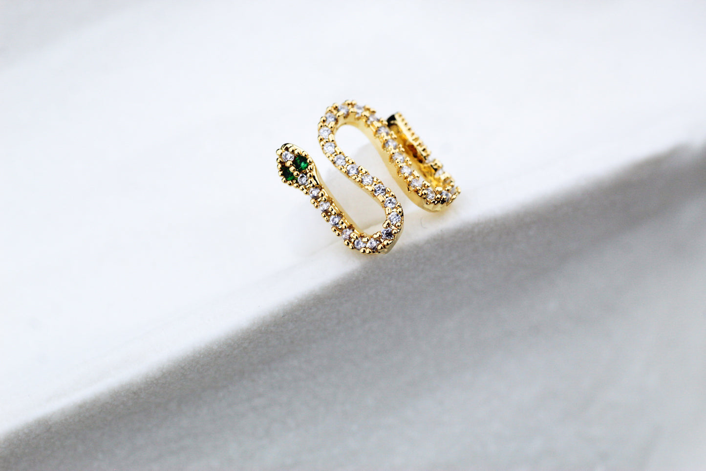 Earcuff Naga Frost, símbolo de fuerza y transformación.