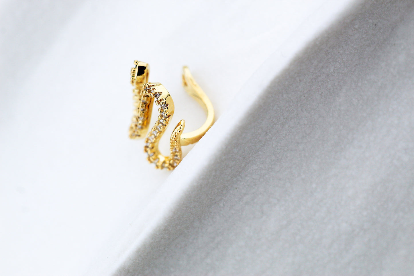 Earcuff Naga Frost, símbolo de fuerza y transformación.