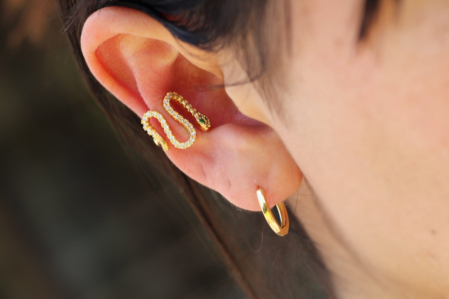 Earcuff Naga Frost, símbolo de fuerza y transformación.