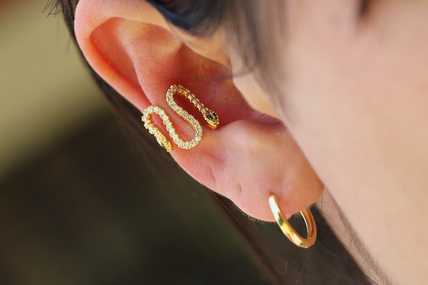 Earcuff Naga Frost, símbolo de fuerza y transformación.