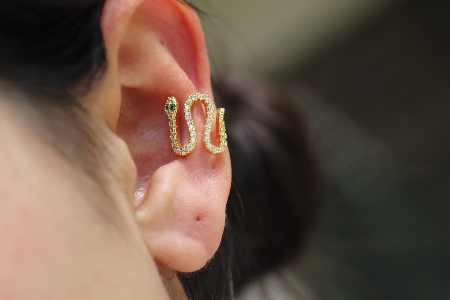 Earcuff Naga Frost, símbolo de fuerza y transformación.