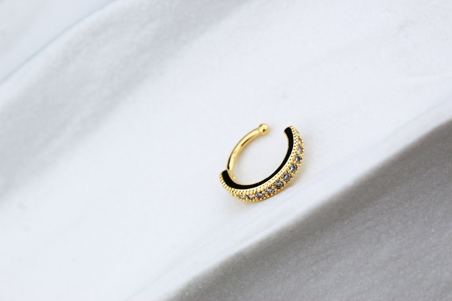 Earcuff Ronda Frost, sutileza con brillo equilibrado.