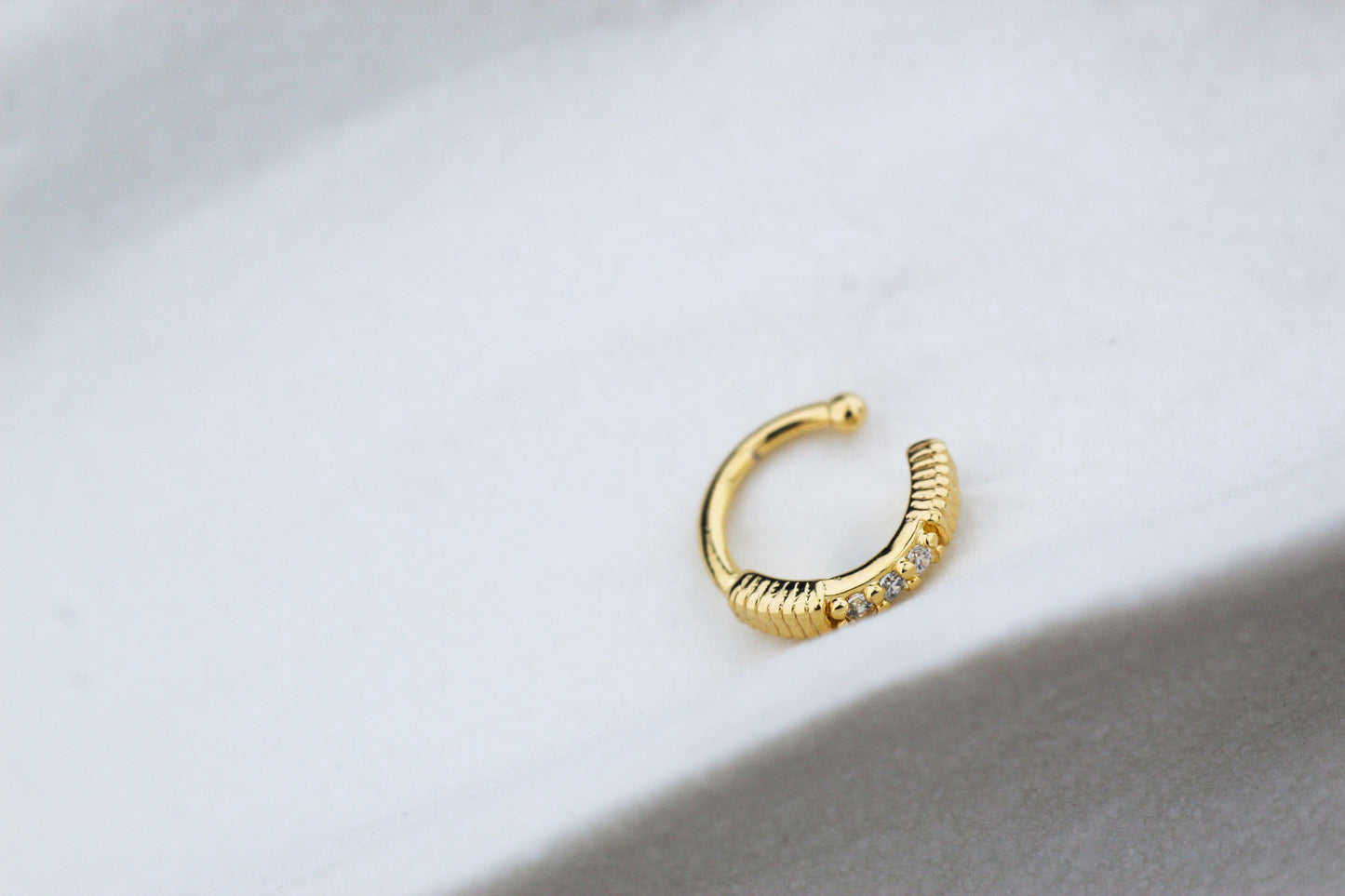 Earcuff Tex Triluz, delicadeza con un toque de luz.