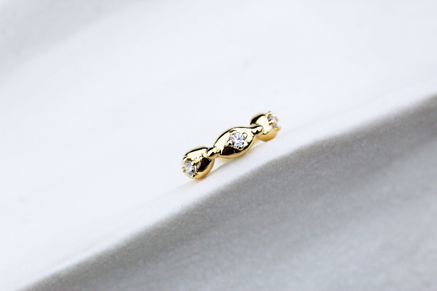 Earcuff Vol Luz, textura única con destellos sutiles.