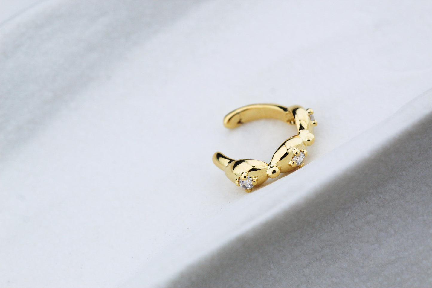 Earcuff Vol Luz, textura única con destellos sutiles.