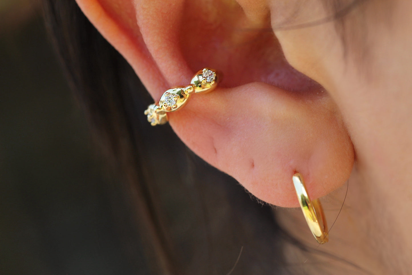 Earcuff Vol Luz, textura única con destellos sutiles.