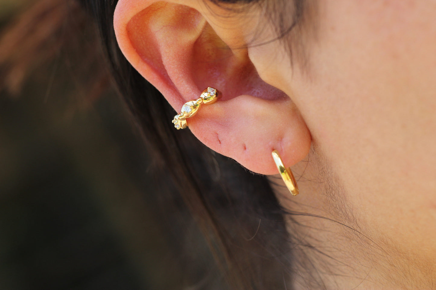 Earcuff Vol Luz, textura única con destellos sutiles.