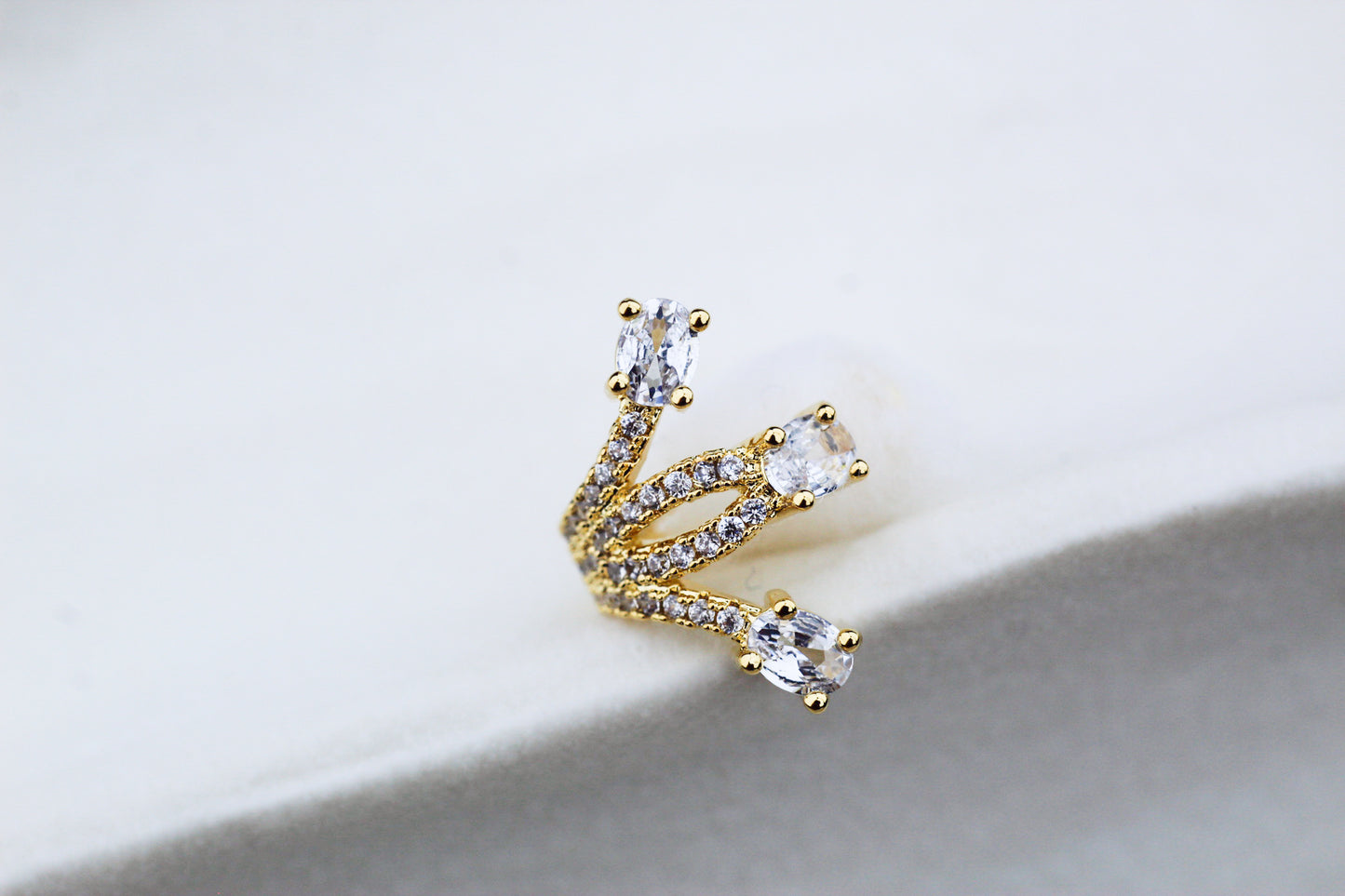 Earcuff Tri Frost, impacto y estilo en una sola pieza.