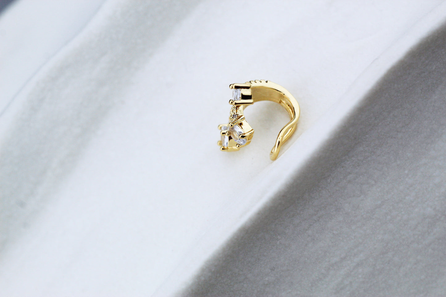 Earcuff Tri Frost, impacto y estilo en una sola pieza.