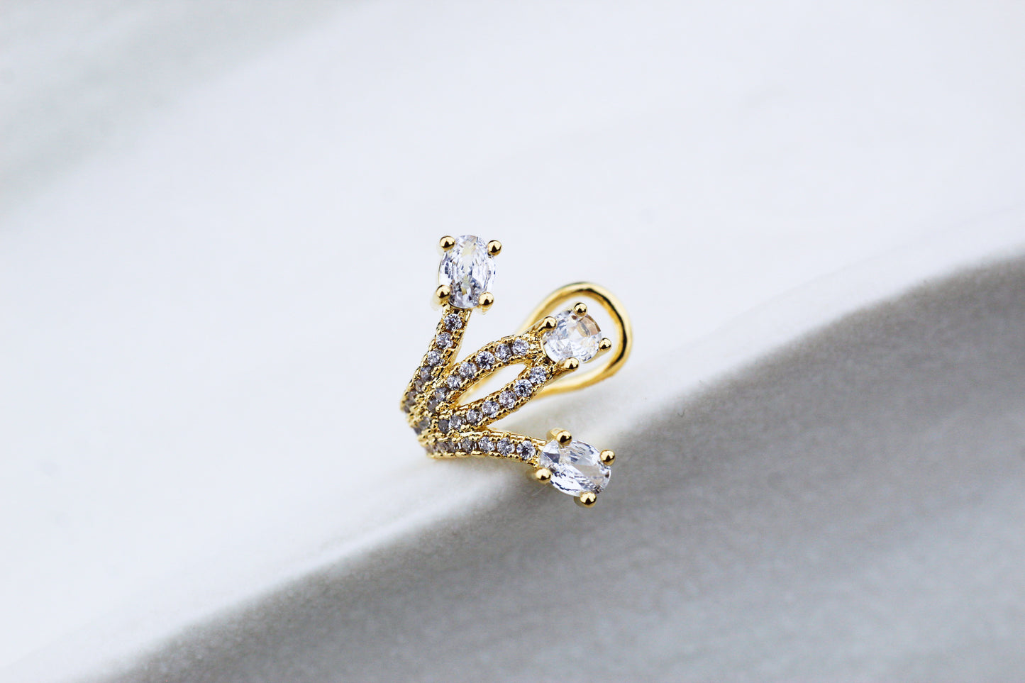 Earcuff Tri Frost, impacto y estilo en una sola pieza.