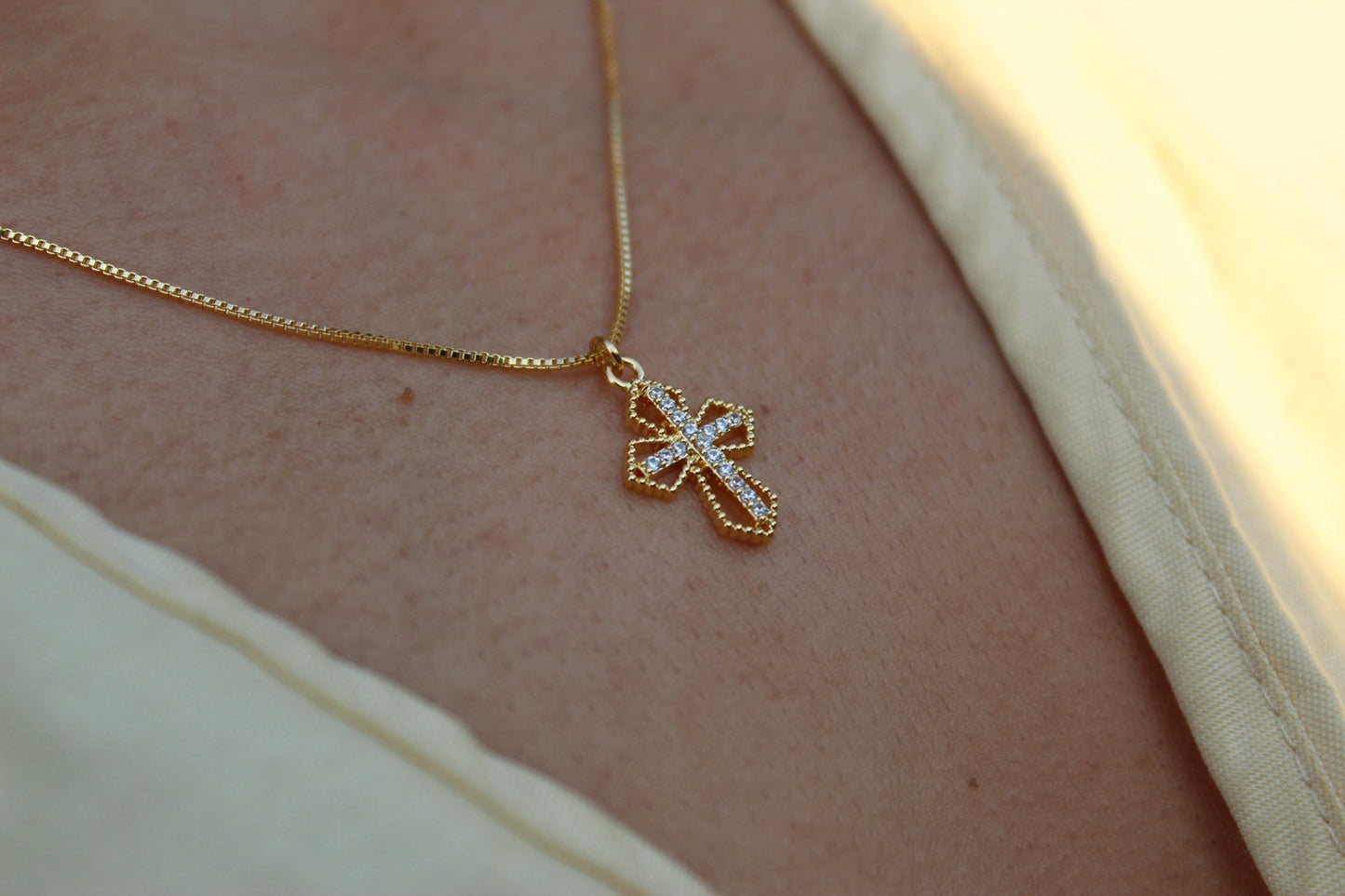 Collar Cruz Cali Frost II, fe que ilumina y fortalece tu camino