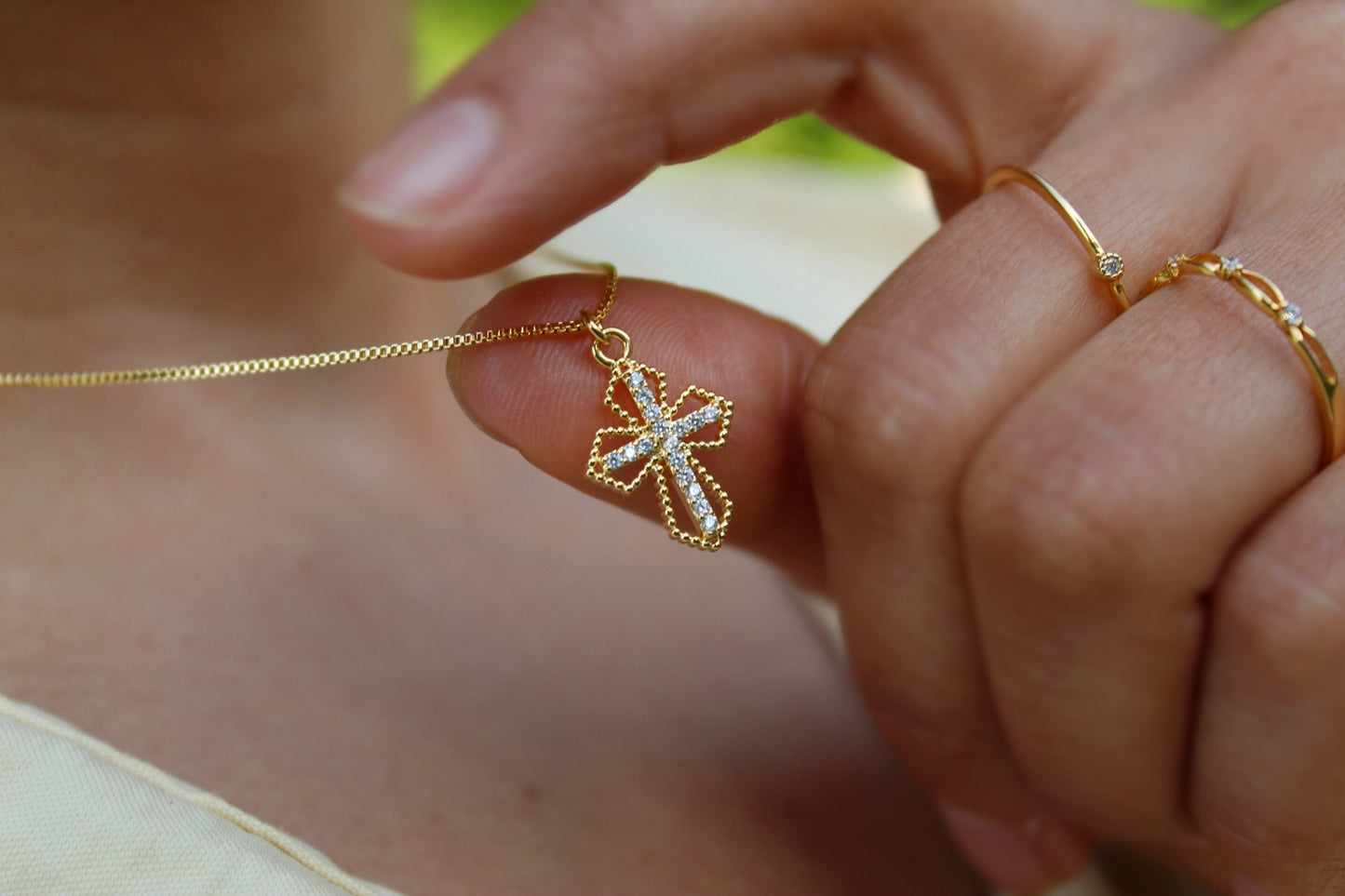 Collar Cruz Cali Frost II, fe que ilumina y fortalece tu camino