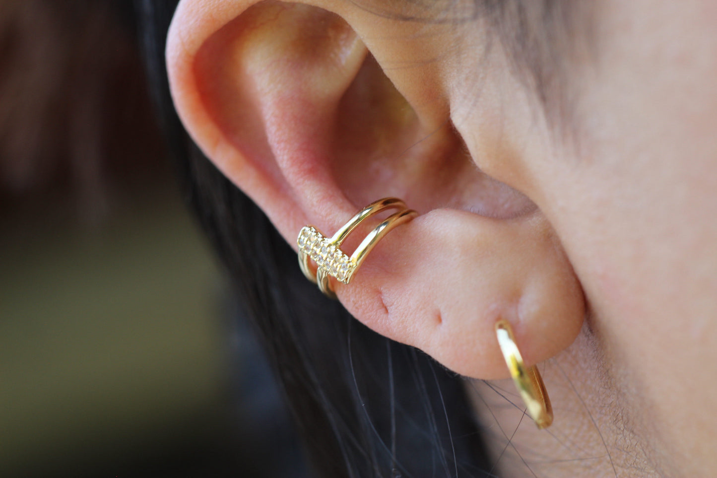 Earcuff Barra Frost, equilibrio entre forma y luz.