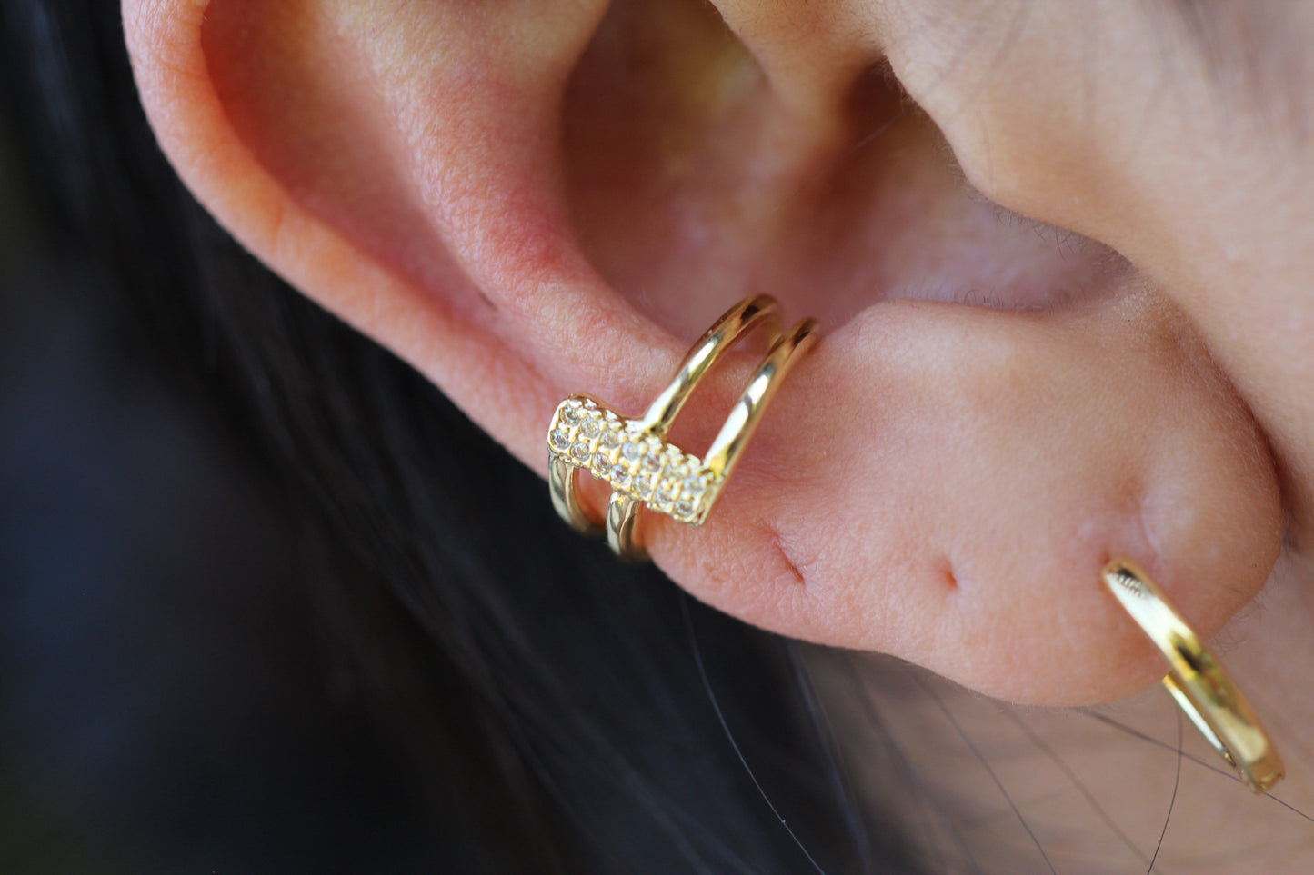 Earcuff Barra Frost, equilibrio entre forma y luz.