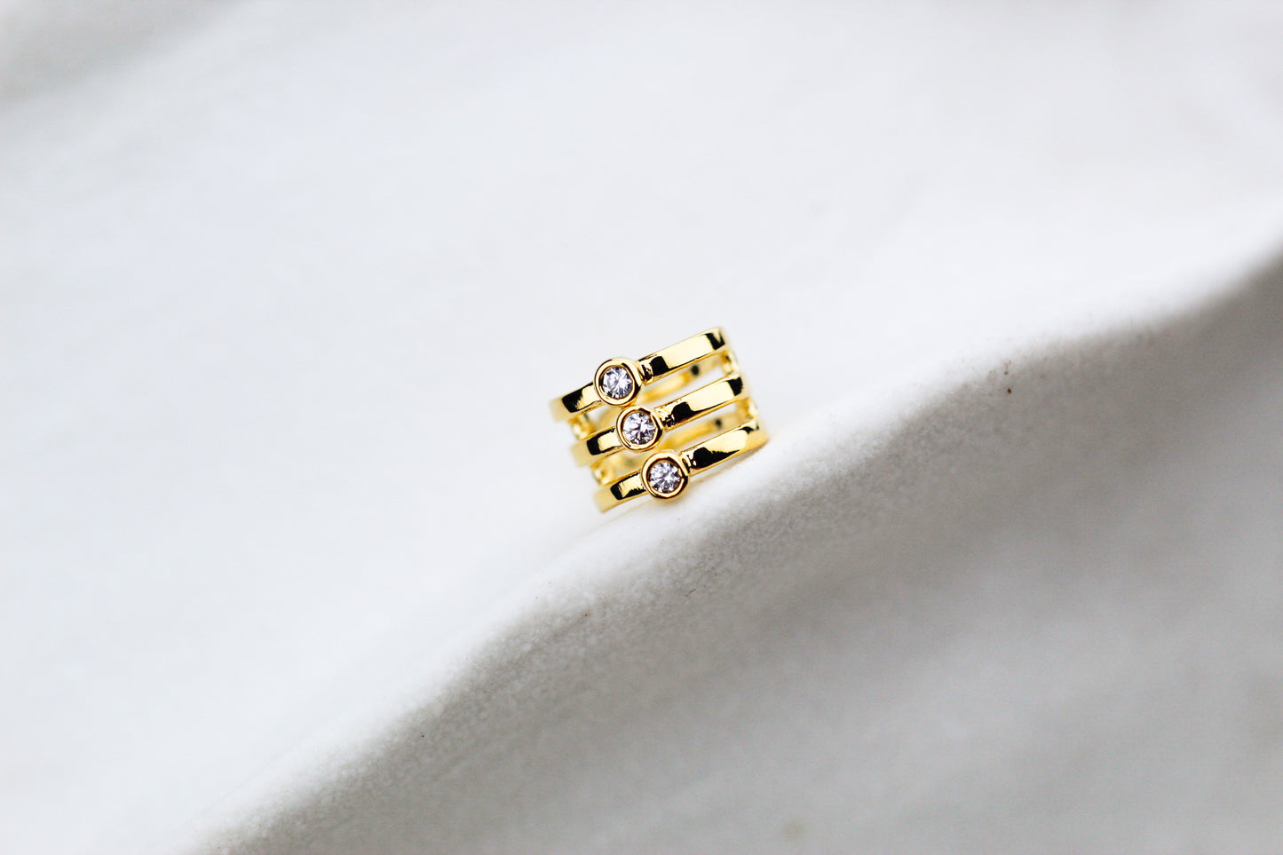 Earcuff Líneas Tri Luz, esencia moderna en movimiento.