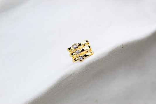 Earcuff Líneas Tri Luz, esencia moderna en movimiento.