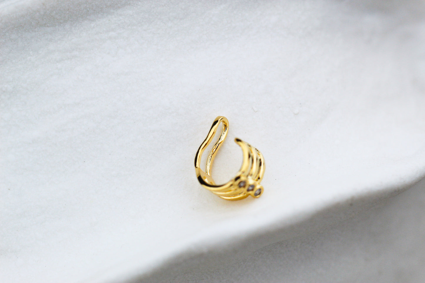 Earcuff Líneas Tri Luz, esencia moderna en movimiento.