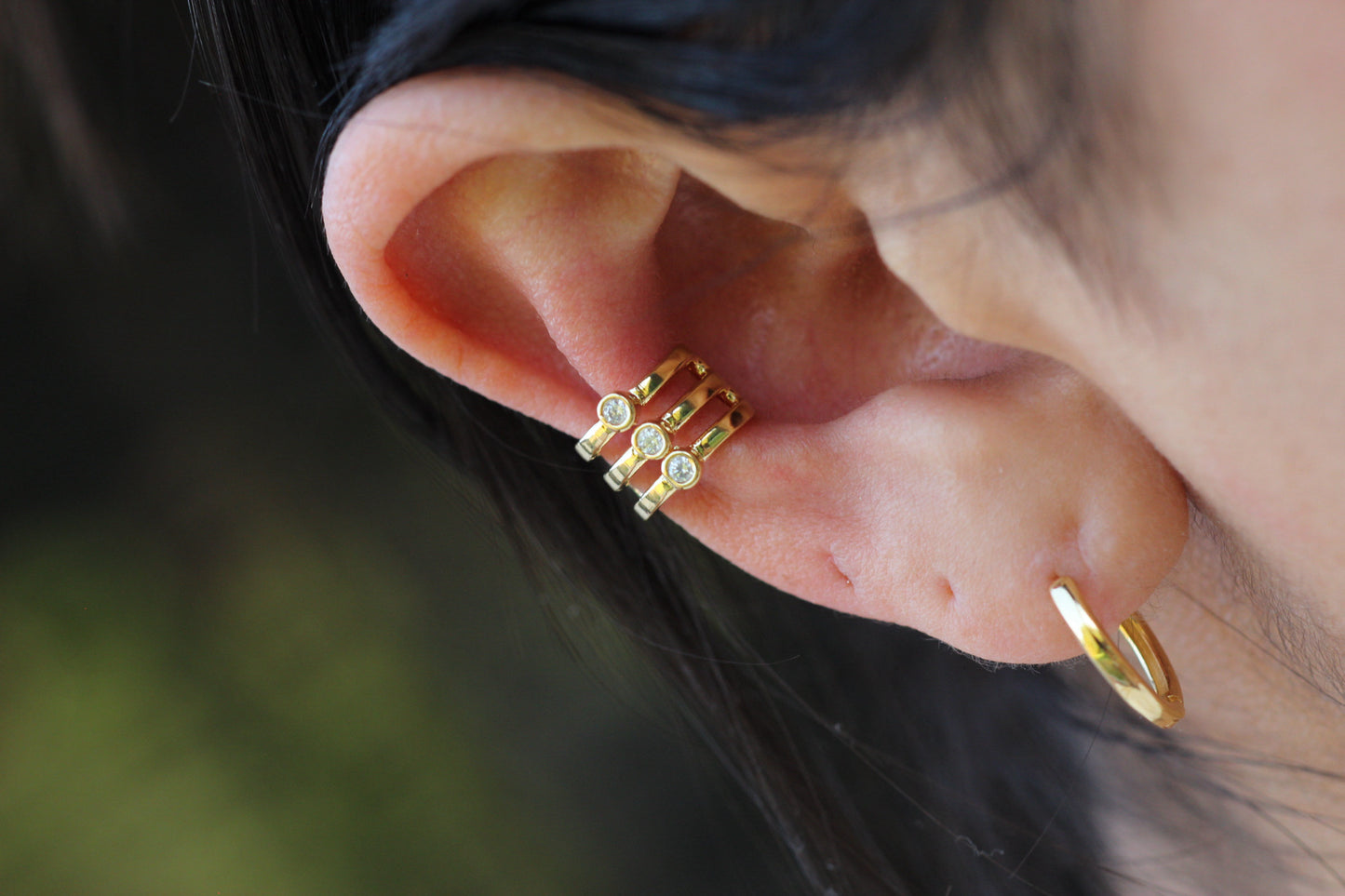 Earcuff Líneas Tri Luz, esencia moderna en movimiento.