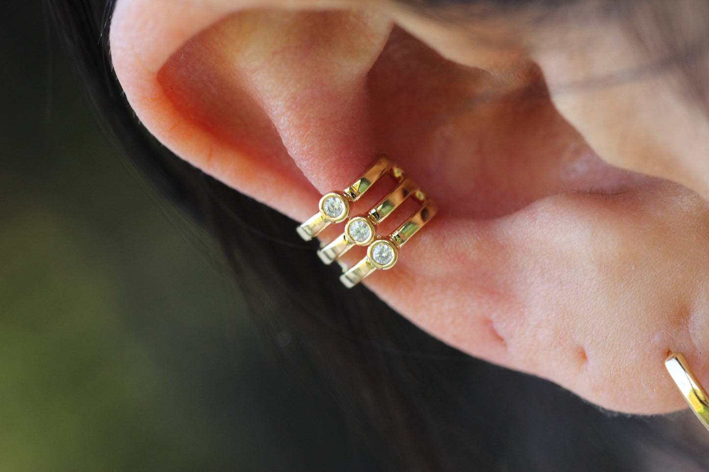 Earcuff Líneas Tri Luz, esencia moderna en movimiento.