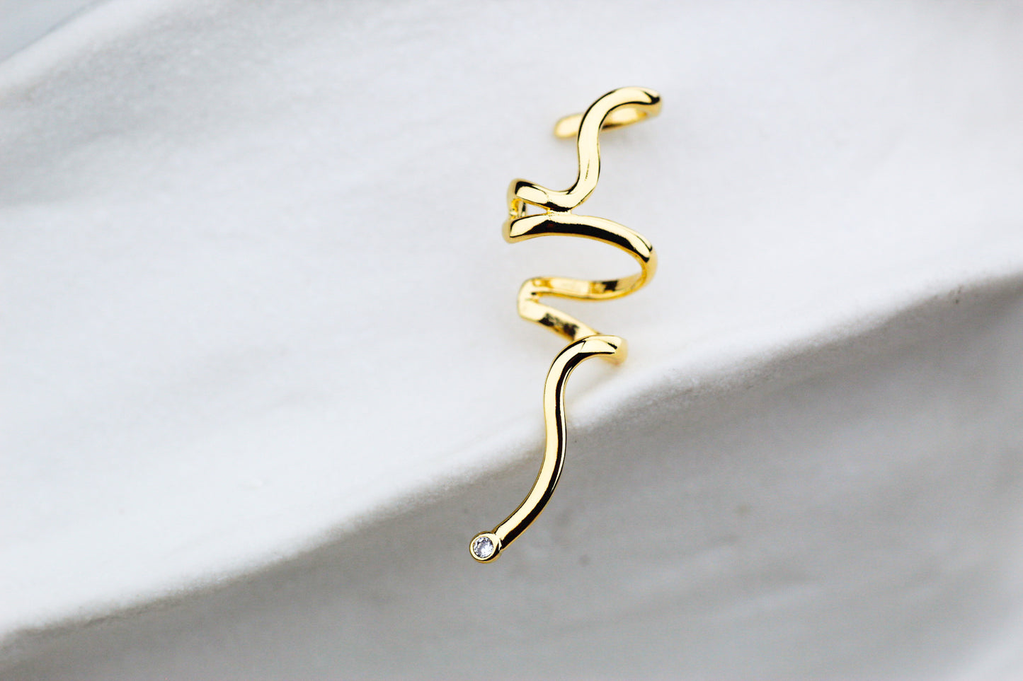 Earcuff Naga Iconic, poder sutil en cada forma.