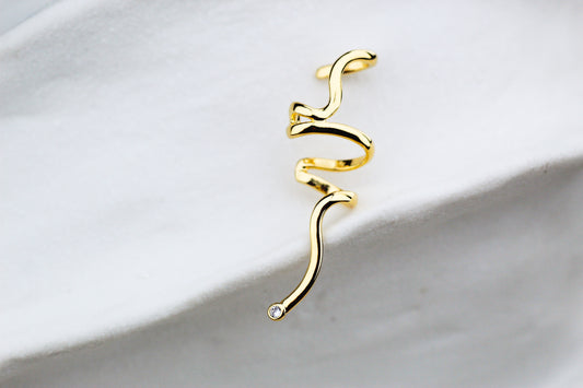 Earcuff Naga Iconic, poder sutil en cada forma.