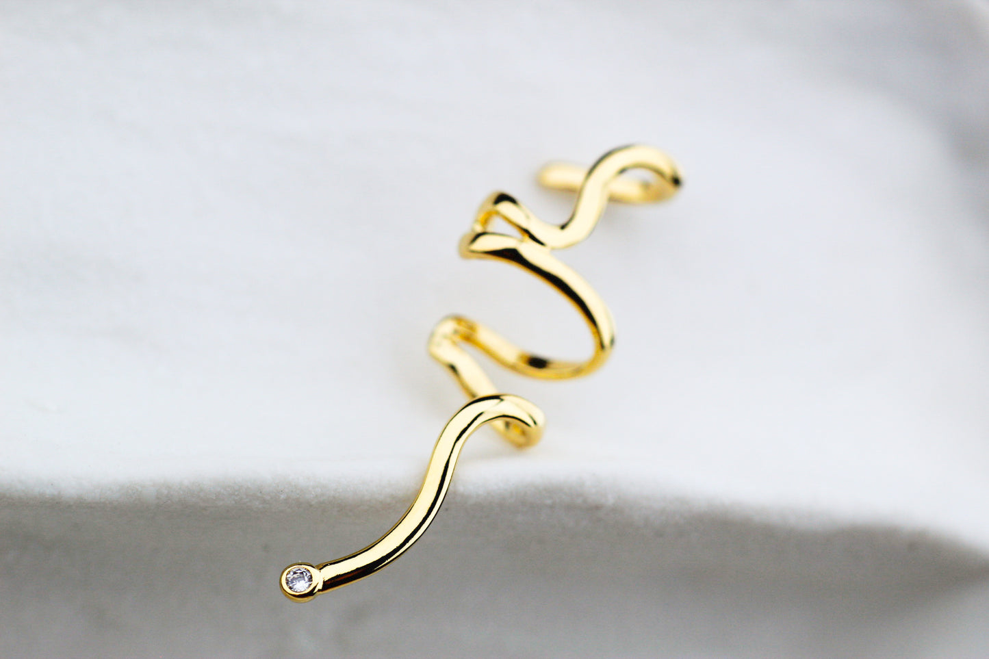 Earcuff Naga Iconic, poder sutil en cada forma.