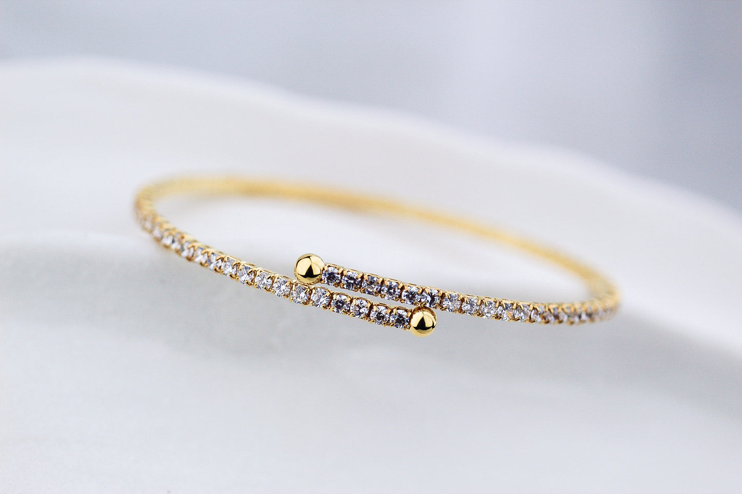 Esclava Frost Dúctil, una joya única de alto impacto que se ajusta a ti