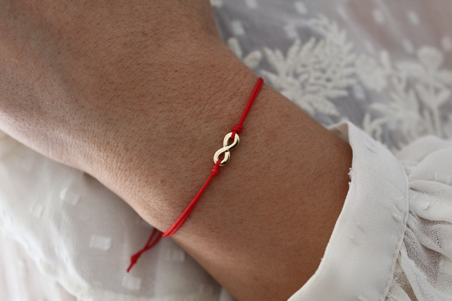 Pulsera BB Infinito Rojo, símbolo que habla de los lazos que no terminan