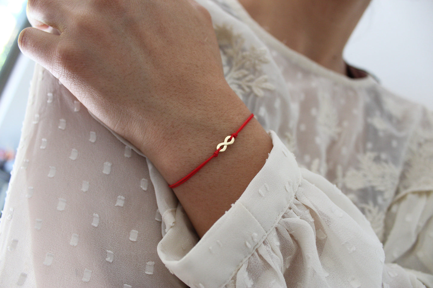 Pulsera BB Infinito Rojo, símbolo que habla de los lazos que no terminan