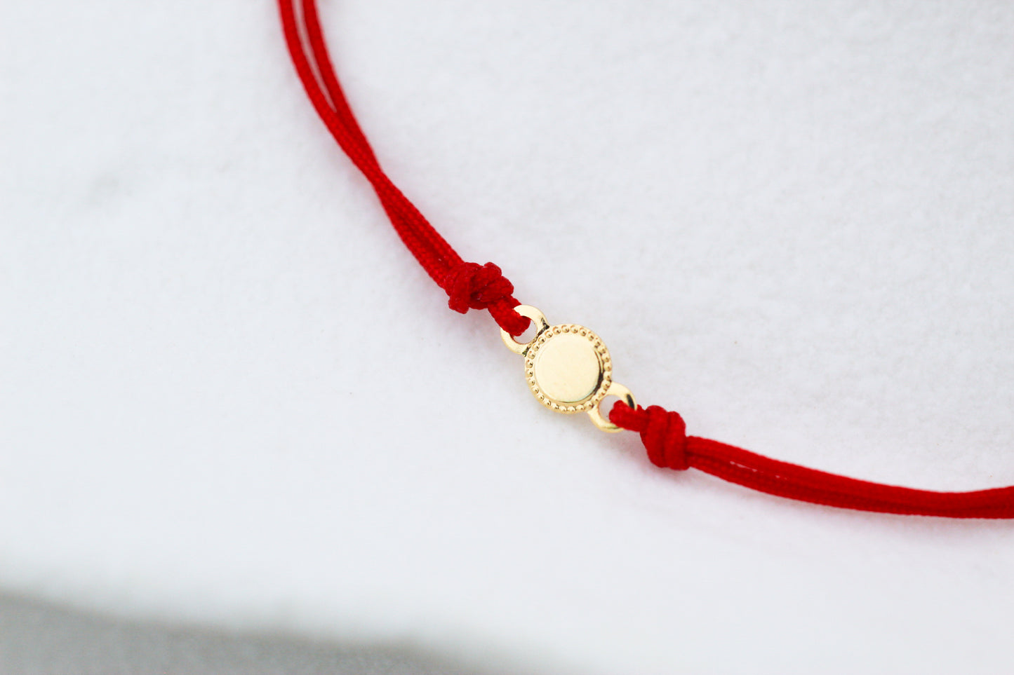 Pulsera BB Medalla Rojo, un detalle minimalista y protector