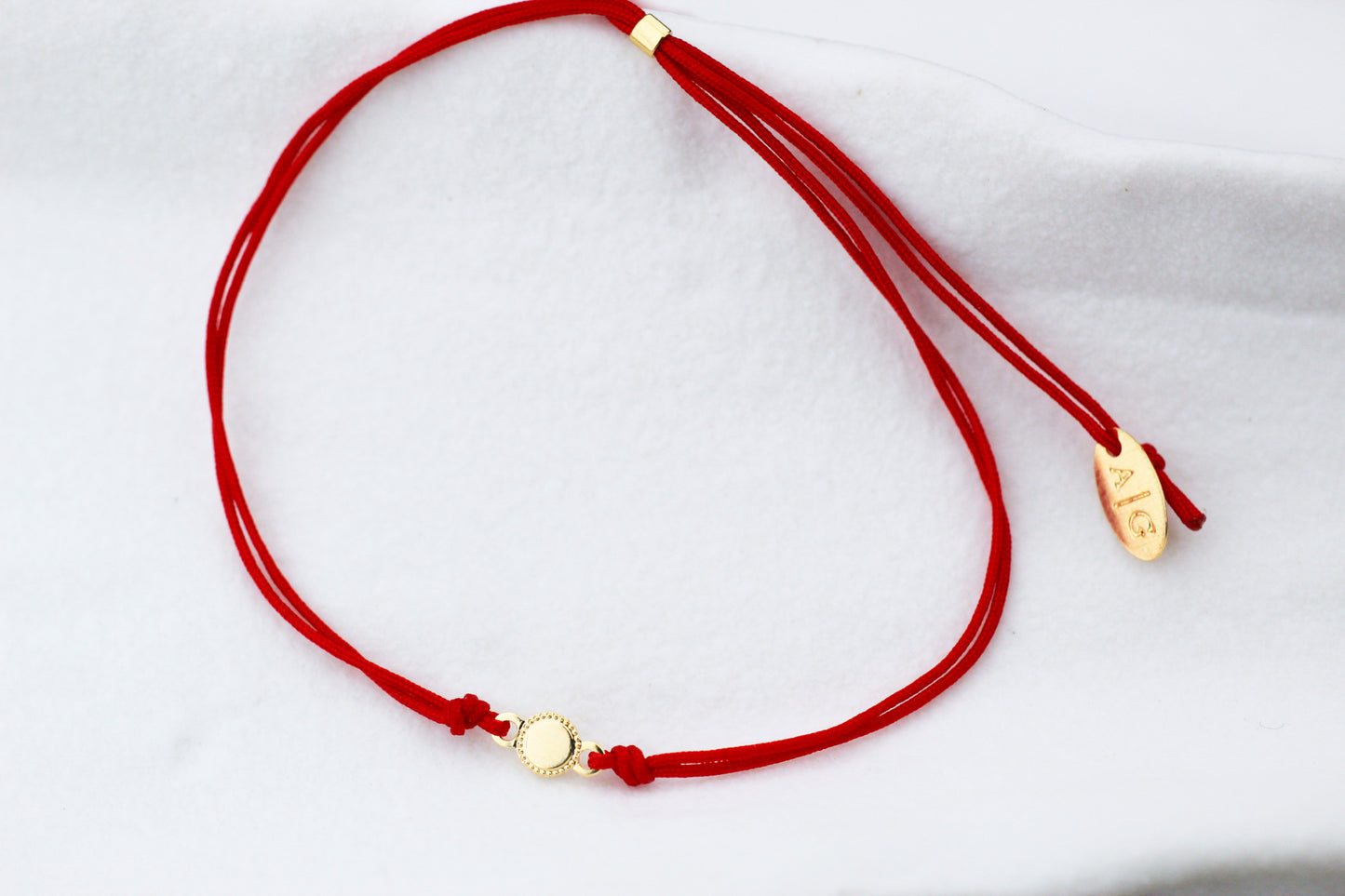 Pulsera BB Medalla Rojo, un detalle minimalista y protector