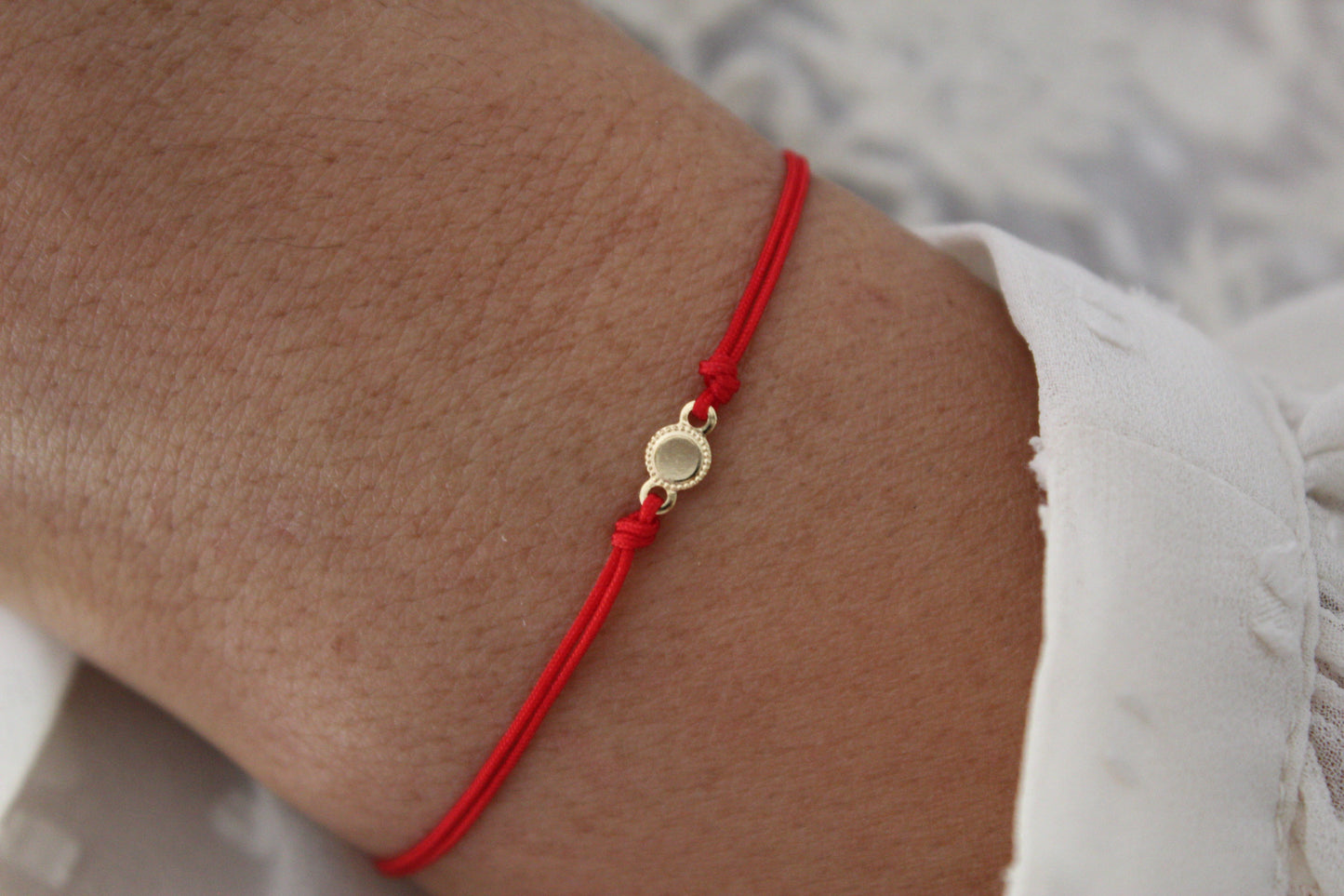 Pulsera BB Medalla Rojo, un detalle minimalista y protector