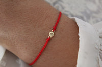 Pulsera BB Medalla Rojo, un detalle minimalista y protector 2
