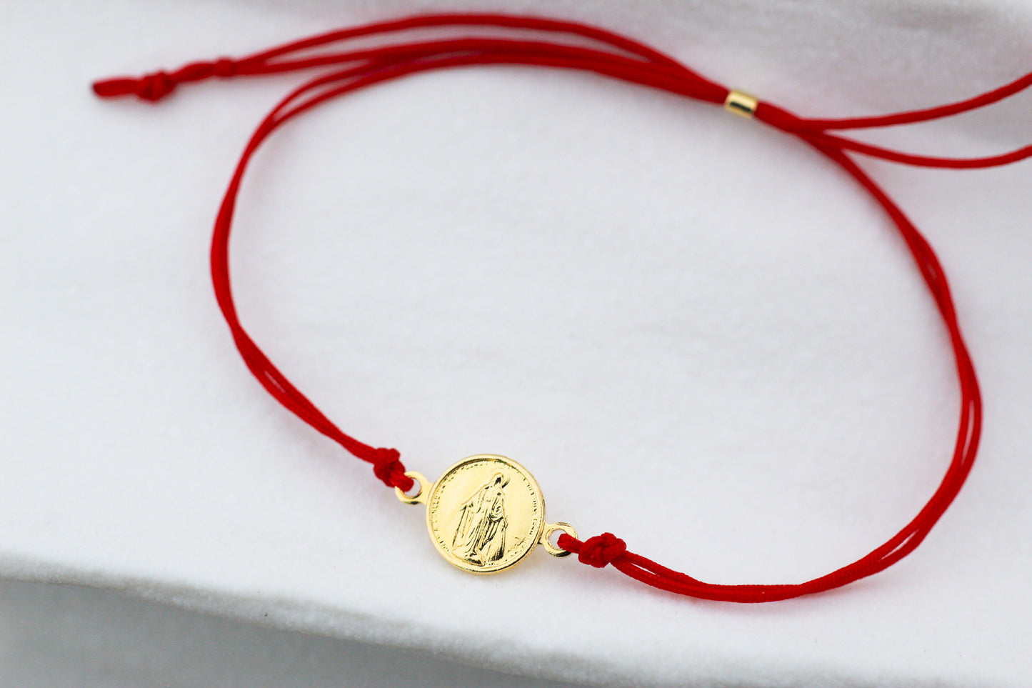 Pulsera BB Virgen de los Rayos Rojo, fe que se siente cerca