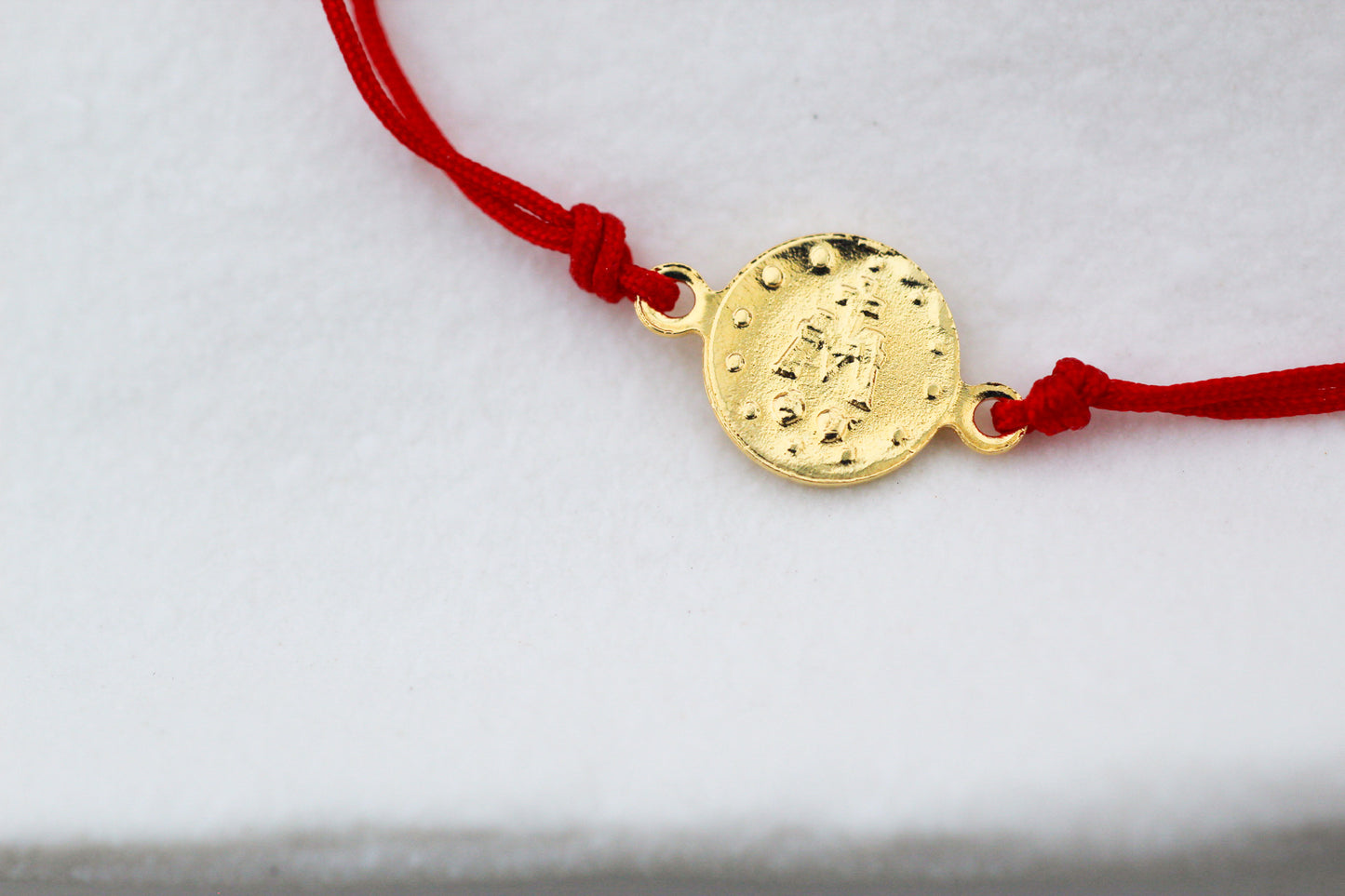 Pulsera BB Virgen de los Rayos Rojo, fe que se siente cerca