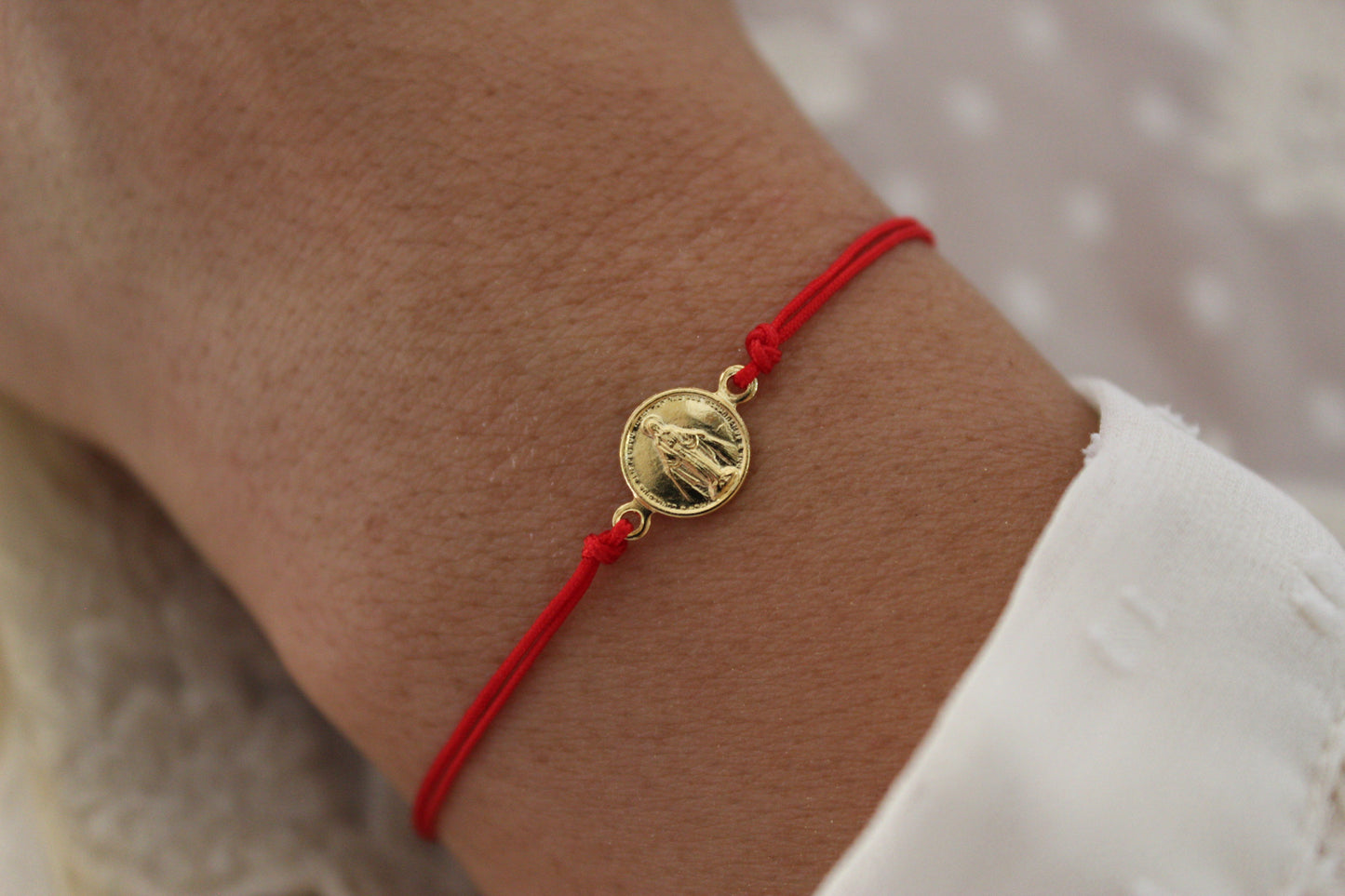 Pulsera BB Virgen de los Rayos Rojo, fe que se siente cerca