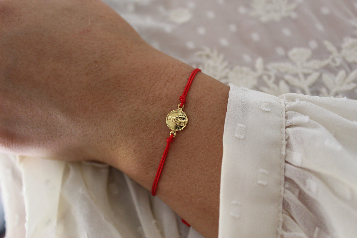 Pulsera BB Virgen de los Rayos Rojo, fe que se siente cerca