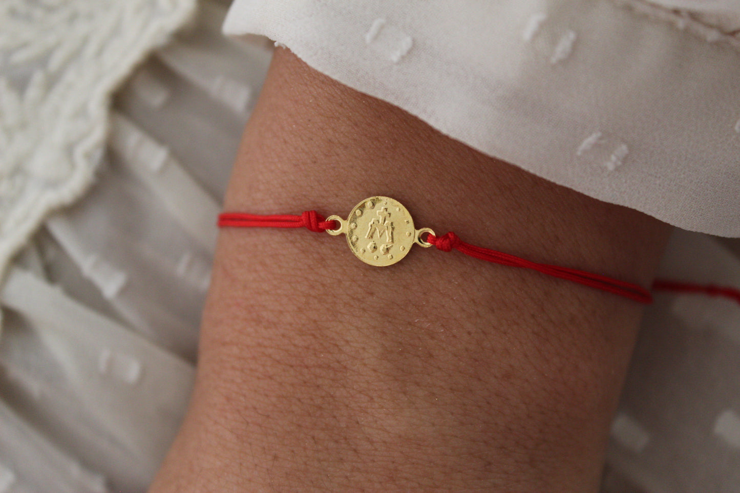 Pulsera BB Virgen de los Rayos Rojo, fe que se siente cerca