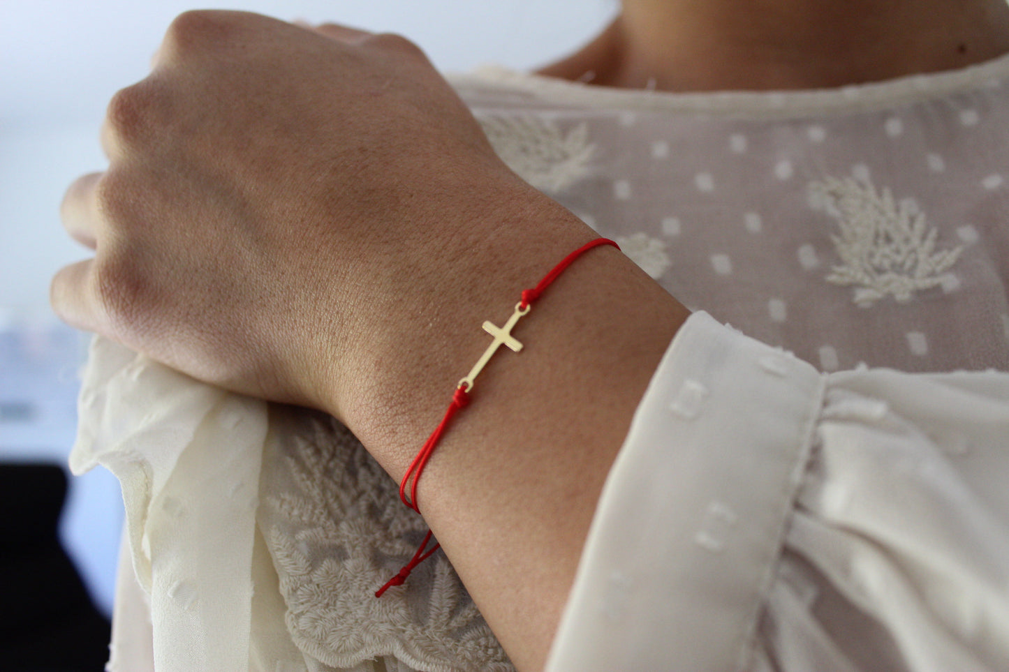 Pulsera Cruz Rojo, fe que se siente con fuerza