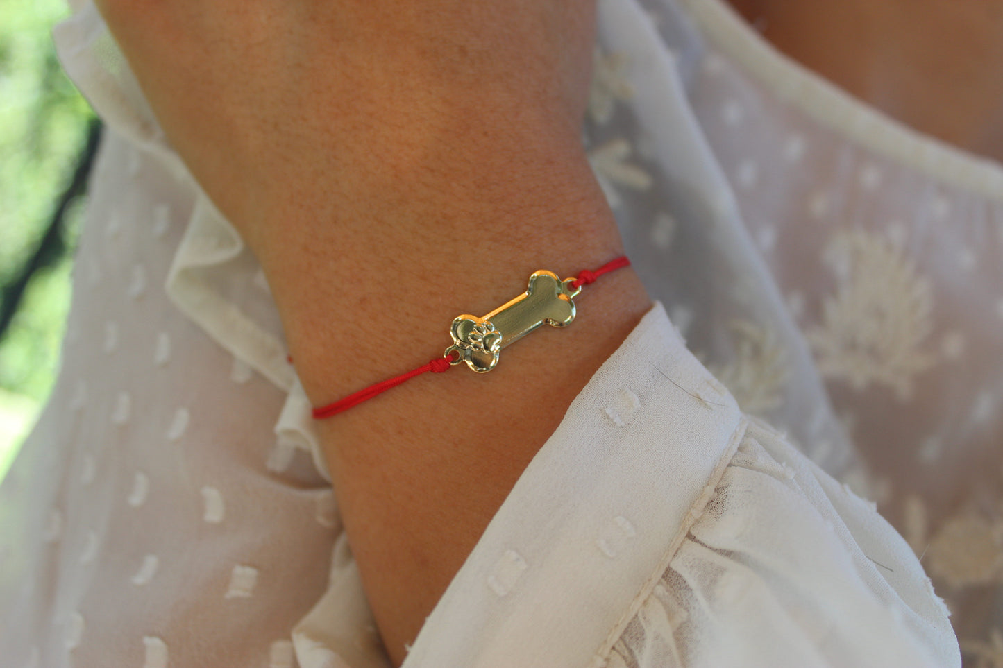 Pulsera Huesito Patita Rojo, un símbolo para amantes de los animales