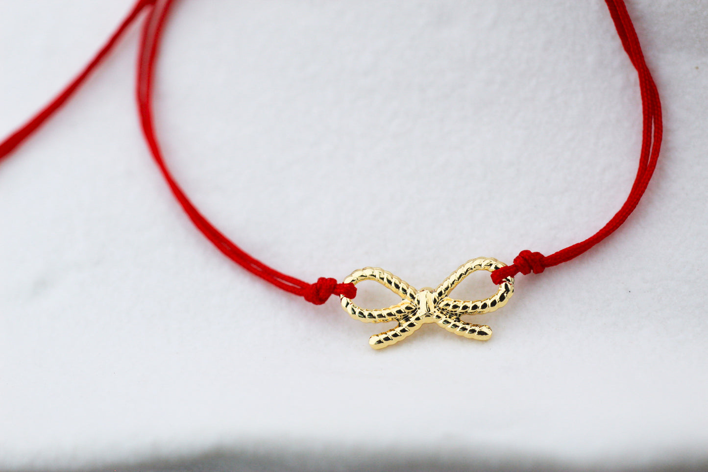 Pulsera Lazo Rojo, un gesto que conecta con el cariño
