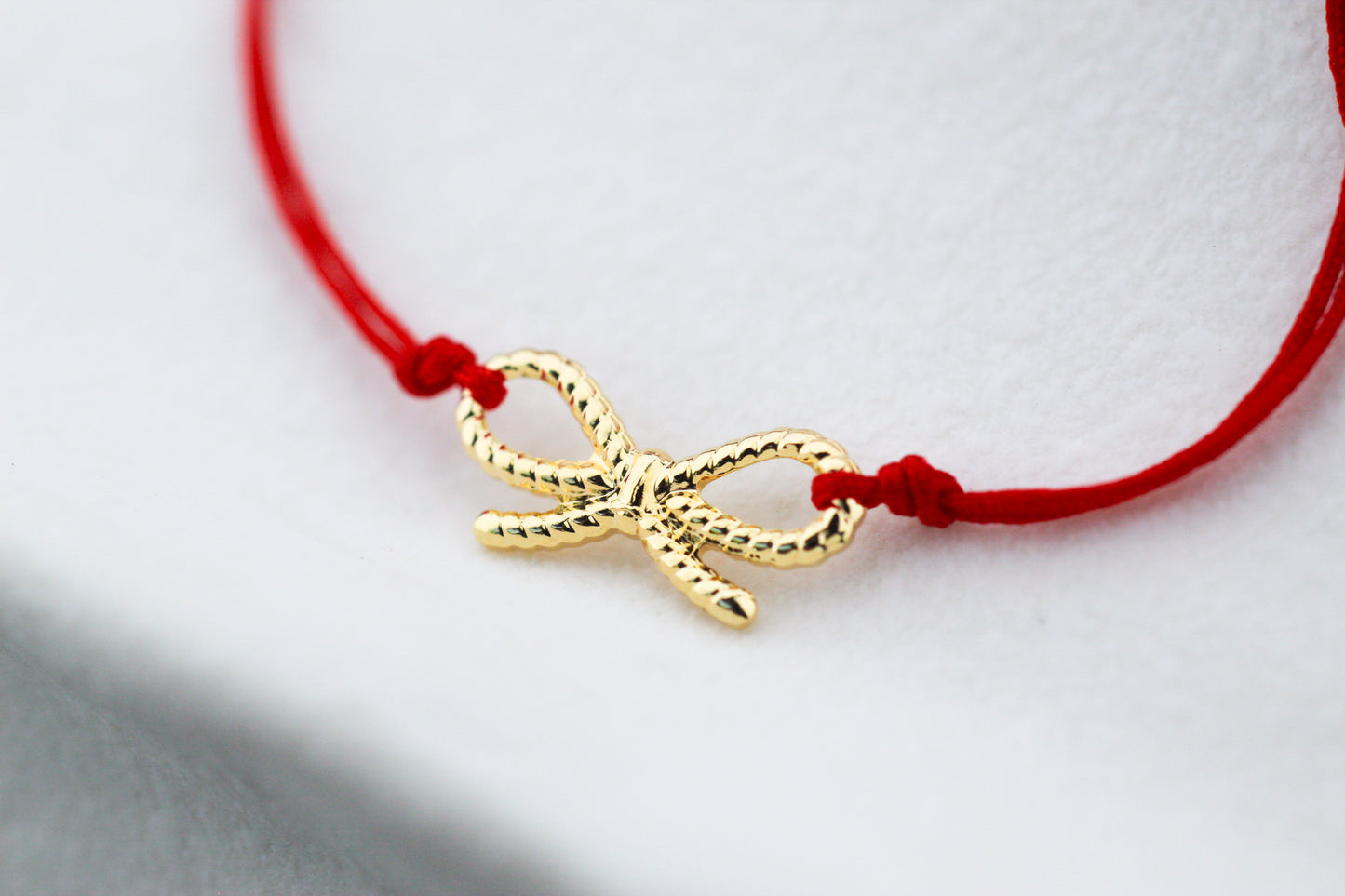 Pulsera Lazo Rojo, un gesto que conecta con el cariño
