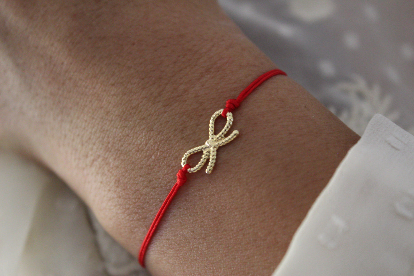 Pulsera Lazo Rojo, un gesto que conecta con el cariño