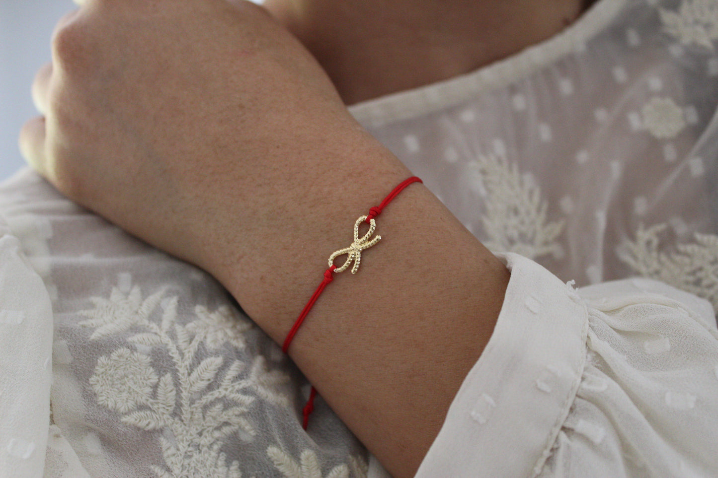 Pulsera Lazo Rojo, un gesto que conecta con el cariño