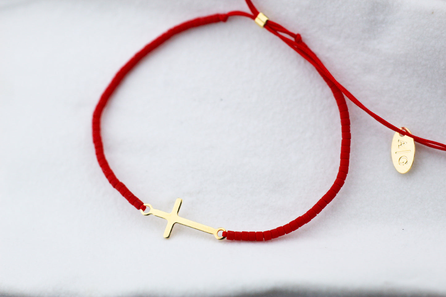 Pulsera Miyu Cruz, fe en un diseño delicado