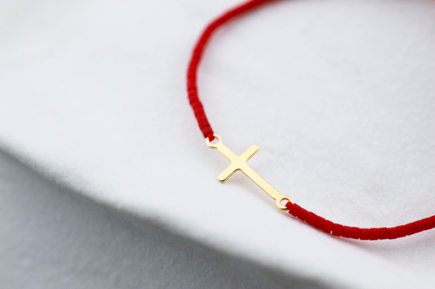 Pulsera Miyu Cruz, fe en un diseño delicado